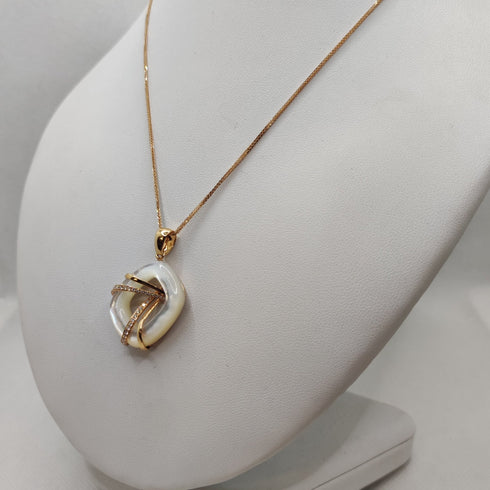 Ciondolo in madreperla bianca e diamanti con collana oro 18k | Gioiellitosti.it