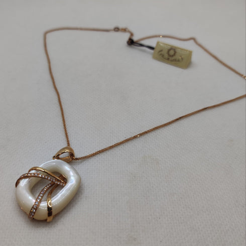 Ciondolo in madreperla bianca e diamanti con collana oro 18k | Gioiellitosti.it
