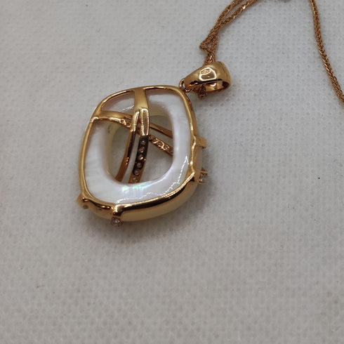 Ciondolo in madreperla bianca e diamanti con collana oro 18k | Gioiellitosti.it