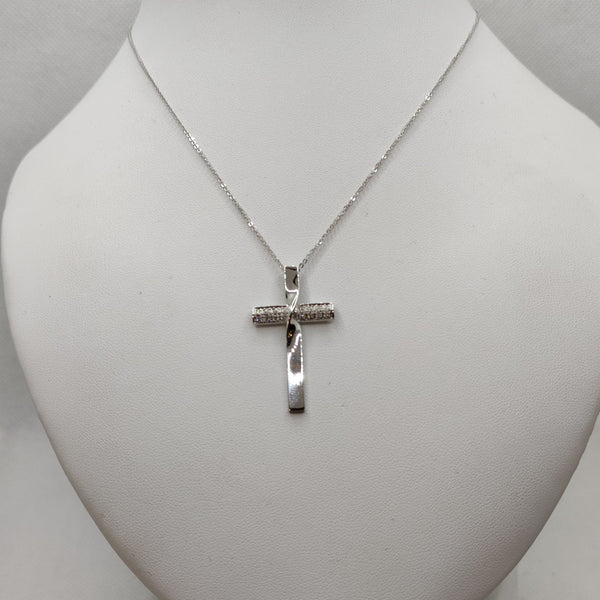 Croce di diamanti e collana in oro 18k | Gioiellitosti.it