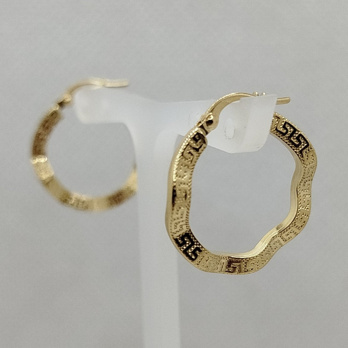 Orecchini boccole cerchi con ciondoli charms smaltati oro giallo 18kt Orecchini boccole cerchi con ciondoli charms smaltati oro giallo 18kt