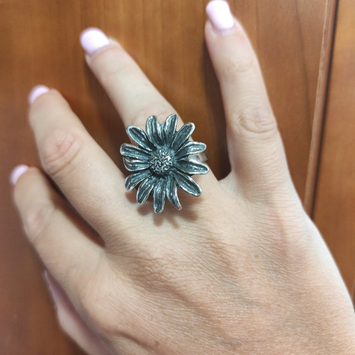 Anello Regolabile A Forma Di Margherita In Acciaio Per Donna – Gioiello Significativo, Delicato E Resistente - 3