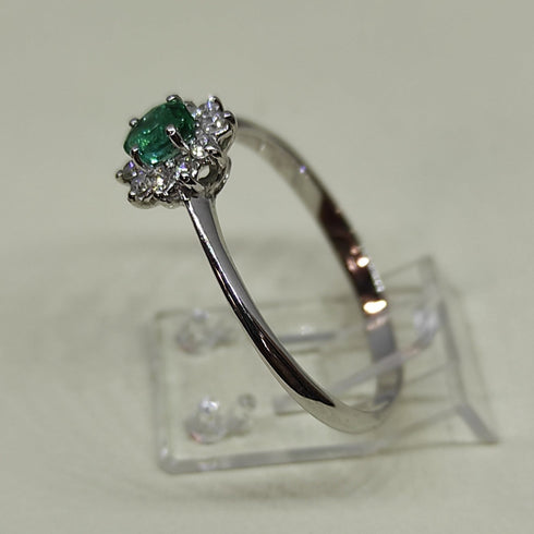 Anello Oro bianco 18k Diamanti 0,10 Smeraldi 0,30 | Gioiellitosti.it