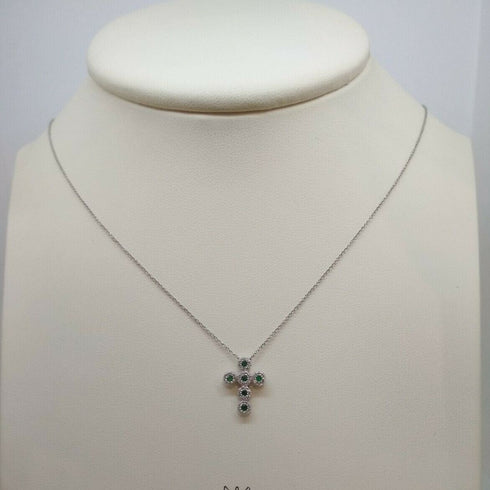 Collana Croce oro bianco 18k Diamanti 0,10 Smeraldi 0,10 | Gioiellitosti.it