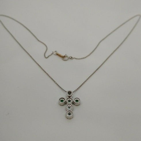Collana Croce oro bianco 18k Diamanti 0,10 Smeraldi 0,10 | Gioiellitosti.it
