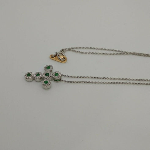 Collana Croce oro bianco 18k Diamanti 0,10 Smeraldi 0,10 | Gioiellitosti.it