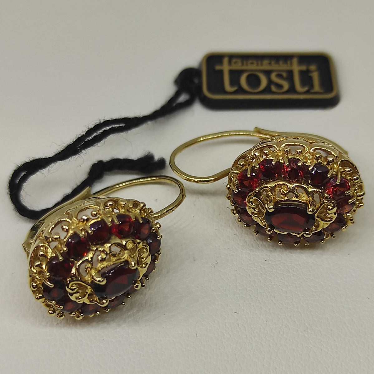 Orecchini oro 18 kt Donna Pendenti filigranati con granato rosso scuro | Gioielli Tosti Orecchini oro 18 kt Donna Pendenti filigranati con granato rosso scuro | Gioielli Tosti