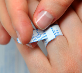 Come misurare la taglia dell'anello a casa: 3 metodi precisi + tabella