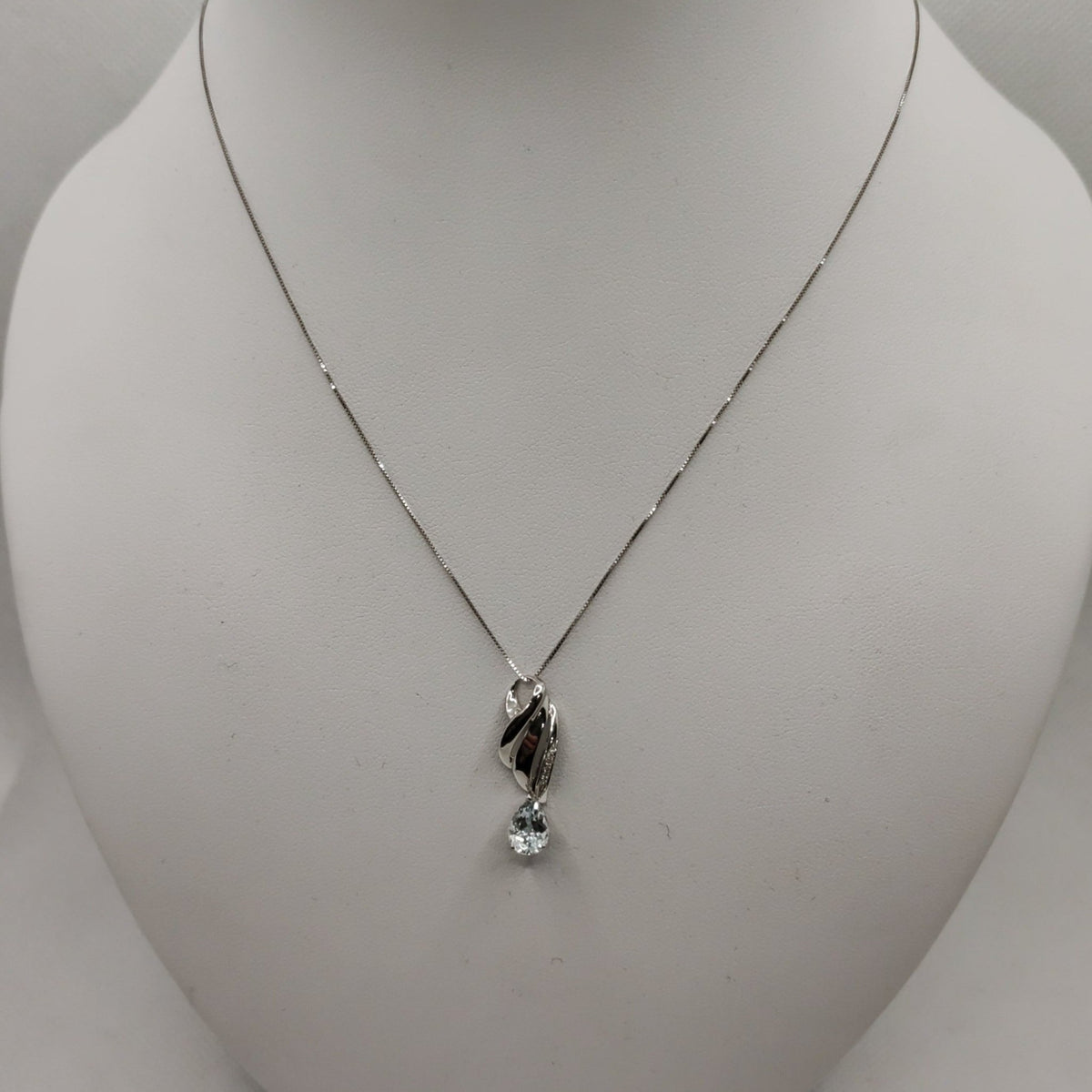 Collana con ciondolo a forma di cerchio con zirconia cubica Collana con ciondolo a forma di cerchio con zirconia cubica